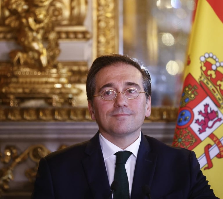Albares, de los ataques a la Casa Real a fulminar a dos embajadores en una semana: “Ha enloquecido”