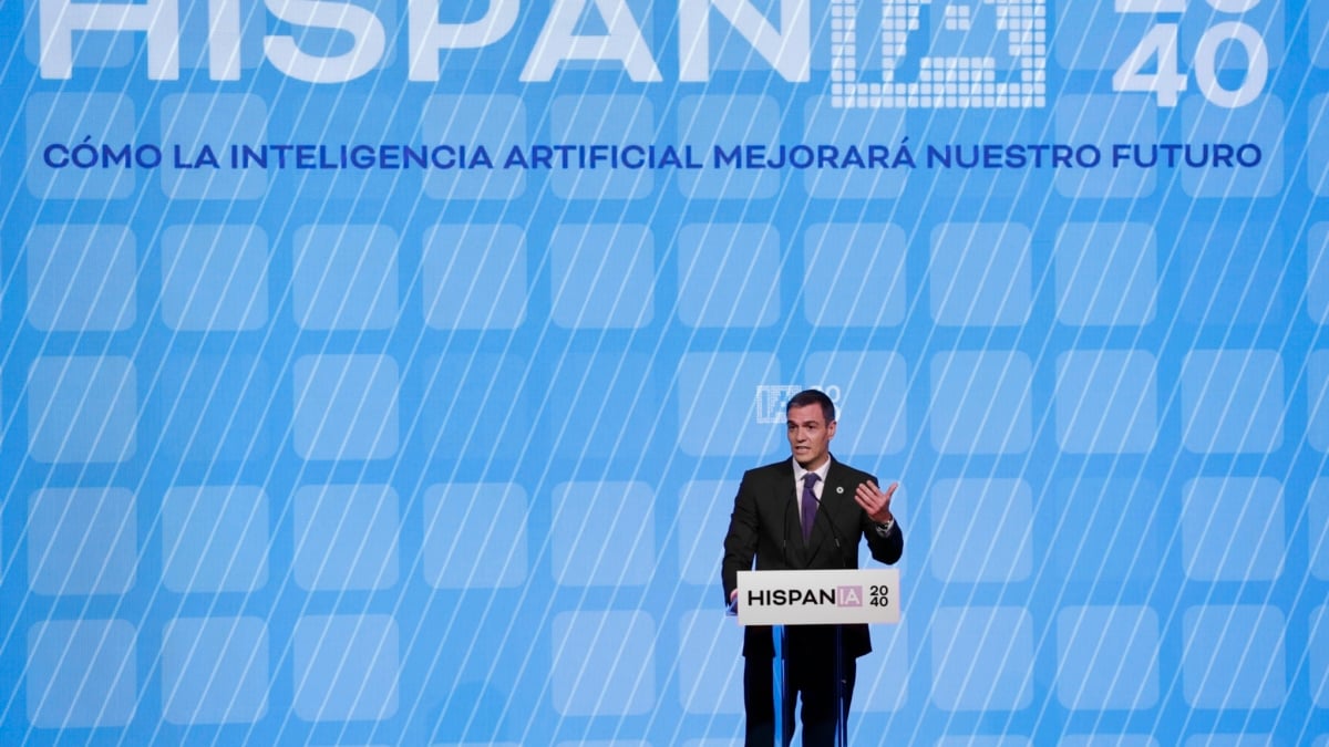 MADRID, 20/01/2025.- El presidente del Gobierno, Pedro Sánchez, durante su intervención en la jornada 'HispanIA 2040: cómo la inteligencia artificial mejorará nuestro futuro', dedicada a analizar el impacto que tendrá la IA en ámbitos como la tecnología, la economía o la seguridad y su impacto social, este lunes en Madrid. EFE/ Javier Lizon