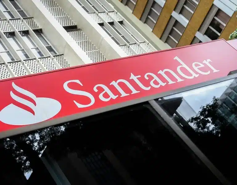 Santander reconoce los cargos de tarjetas duplicados debido a un error técnico