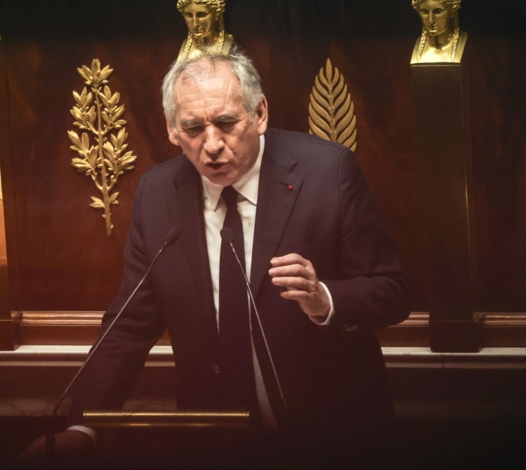 El primer ministro francés se abre a renegociar la reforma de las pensiones, clave para Macron