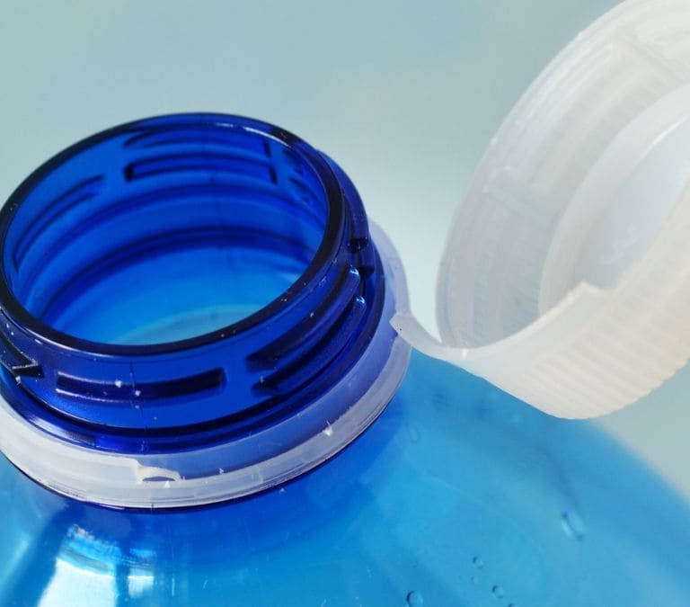 Las botellas de plástico vuelven a cambiar tras la polémica con los nuevos tapones