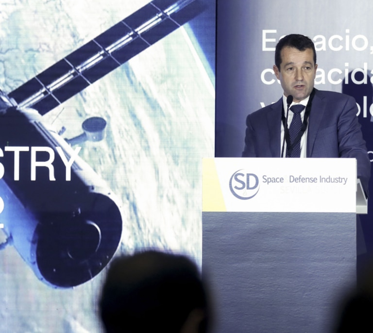 La industria militar, "cabreada" por la protección del Gobierno al nuevo presidente de Indra