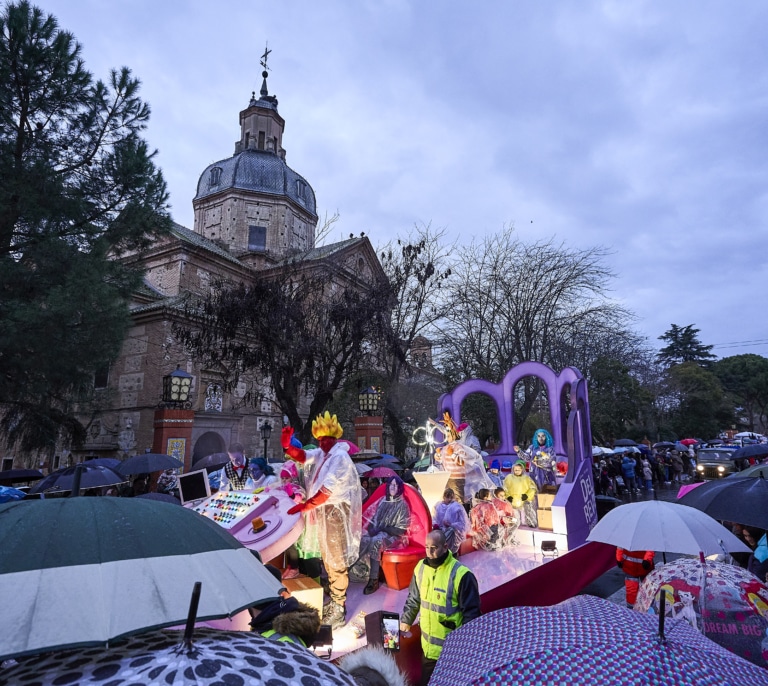 Desde la Alhambra a Paiporta: los Reyes Magos reparten ilusión, magia y caramelos