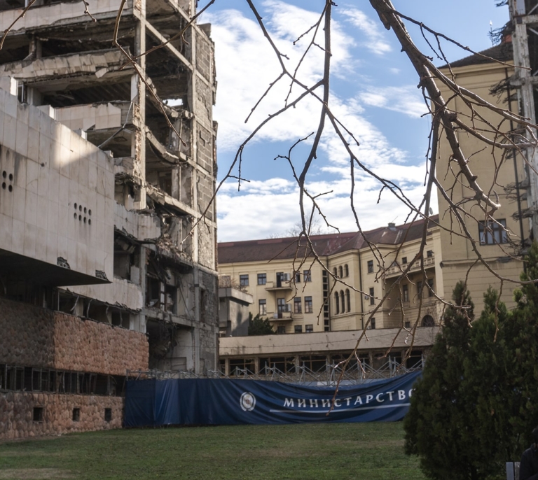 El cuartel del ejército serbio, icono de los bombardeos de la OTAN, que acabó en manos del imperio Trump