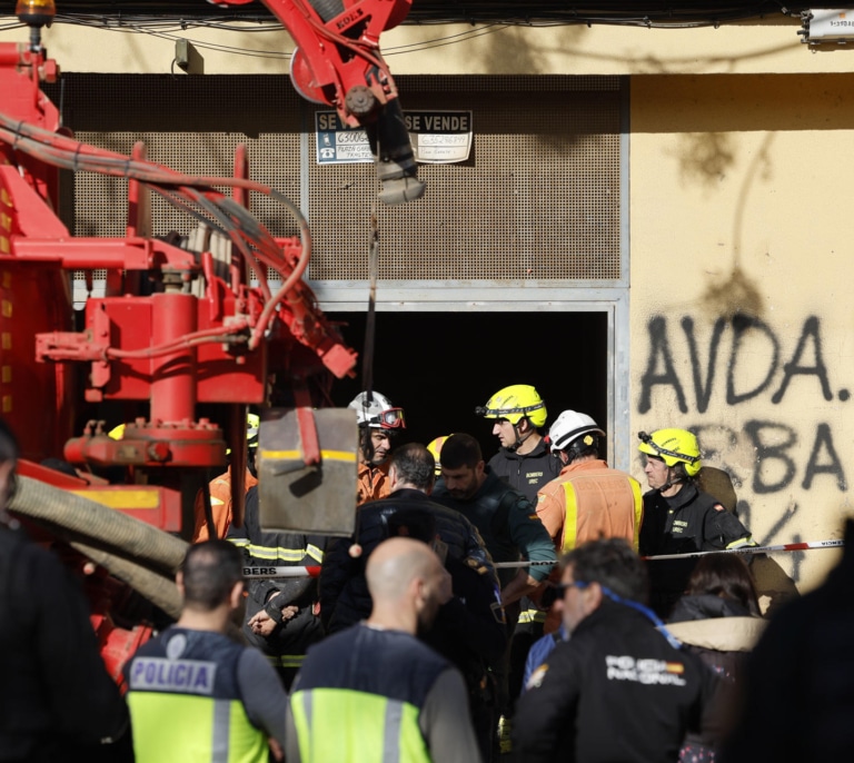 Muere un hombre tras el derrumbe de un edificio en Benetússer, uno de los municipios más afectados por la DANA