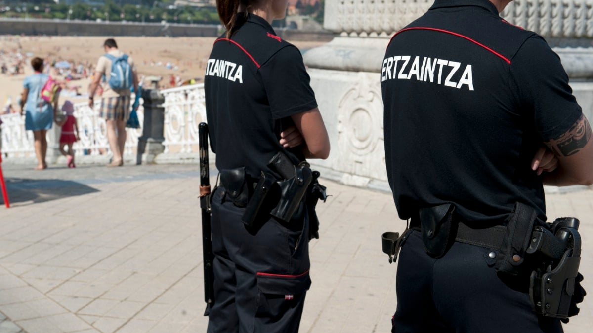 Dos miembros de la Ertzaintza