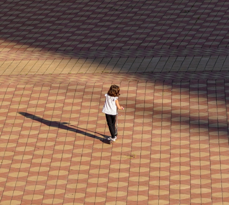 La niña que jugaba al escondite