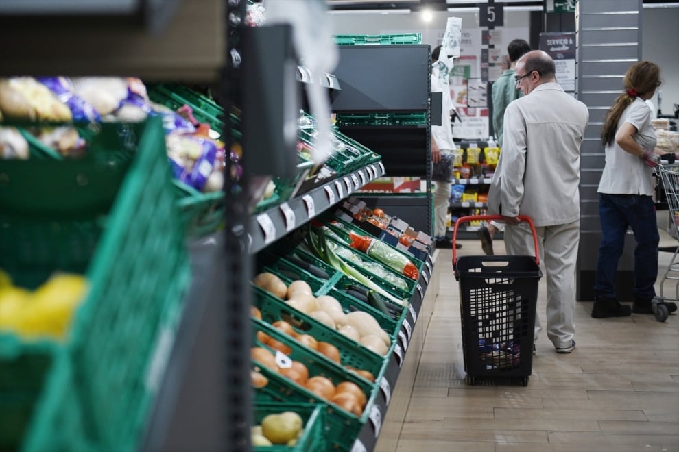 Una persona hace la compra en Madrid, en una imagen de archivo.