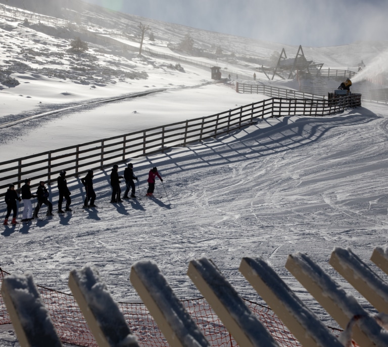 Cierre de la estación Valdesquí: la falta de nieve afecta a esquiadores y turistas
