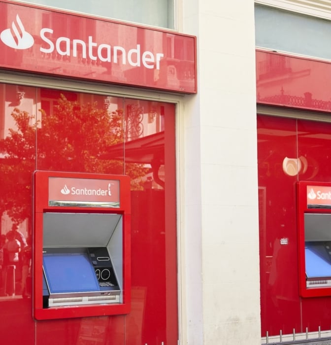 Santander ofrece cerca de 2.700 millones al Sabadell por su filial británica TSB