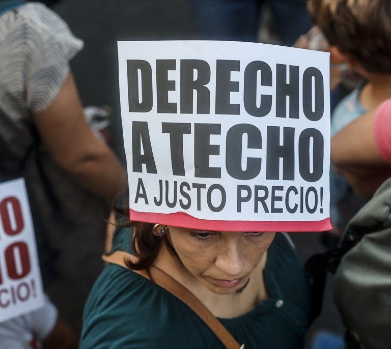 1.200 euros por un piso sin ventanas: así es la "generación de cristal" que aún trabajando no puede independizarse