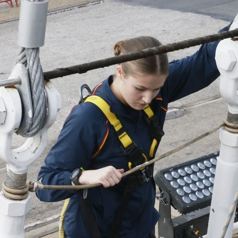 Leonor con su reloj y el amuleto atado alrededor de la correa.