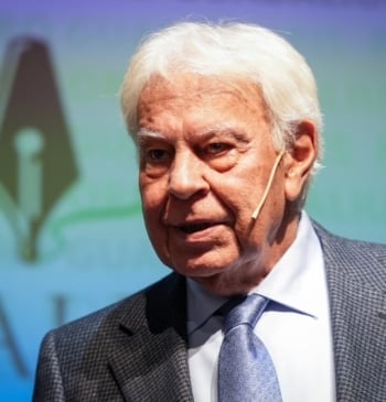 Felipe González habla de la "anomalía" de Feijóo, del "correveidile" Illa y [...]