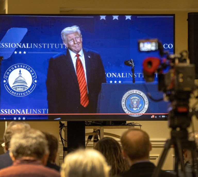 Trump asegura que la IA 'low cost' es un "avance muy positivo" porque "gastarás menos"