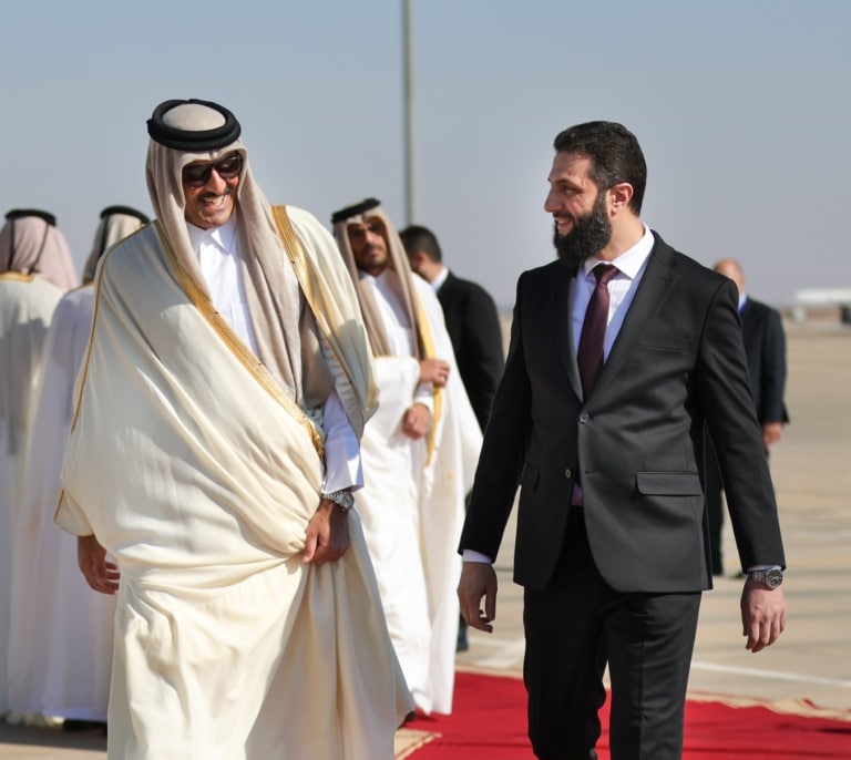 El emir de Qatar, primer jefe de Estado en visitar Siria para reunirse con su recién nombrado presidente Ahmed al Sharaa