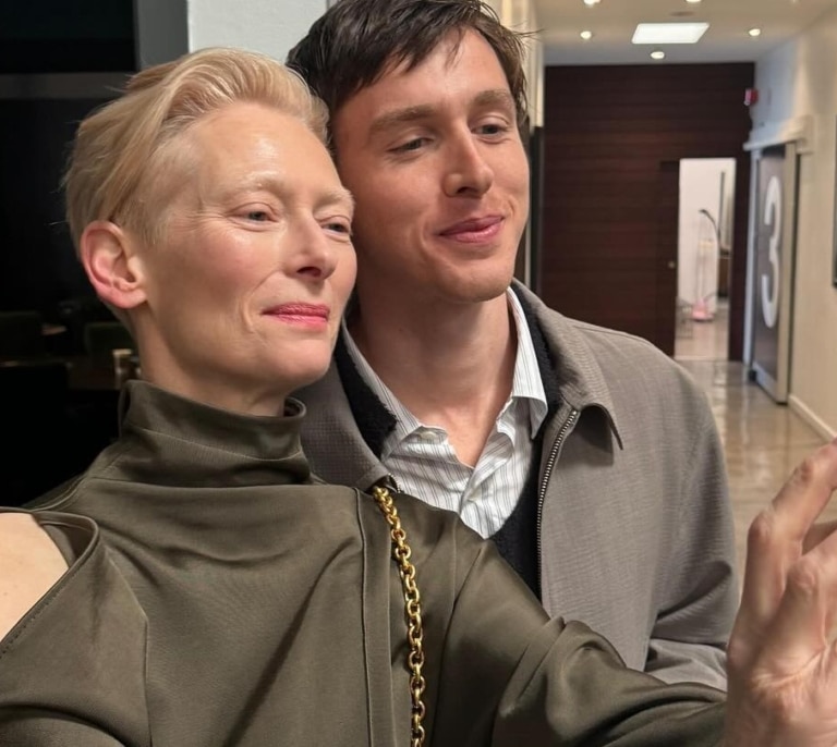 Harris Dickinson, el actor de 28 años que tiene locas a las mujeres mayores