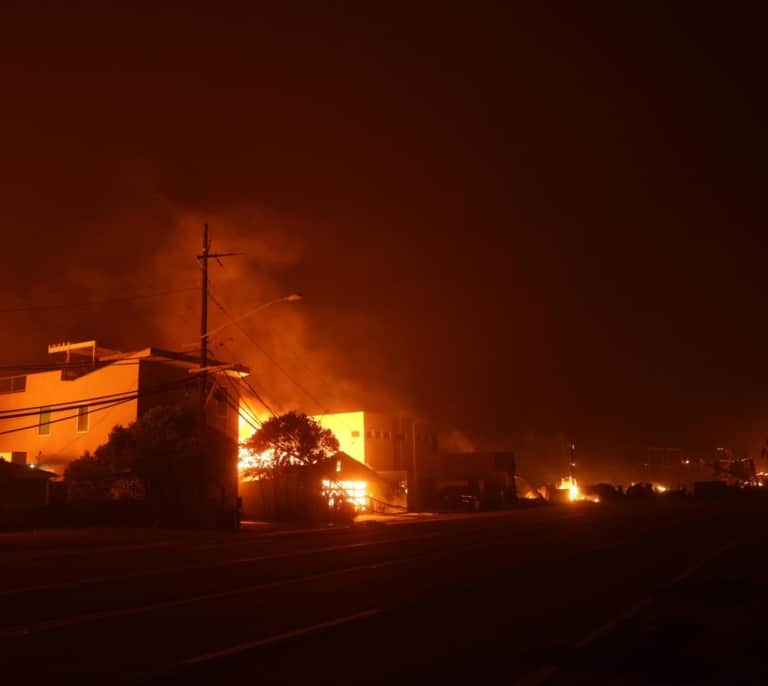 Cinco muertos en los tres incendios de Los Ángeles que obligan a decenas de miles de personas a abandonar sus casas