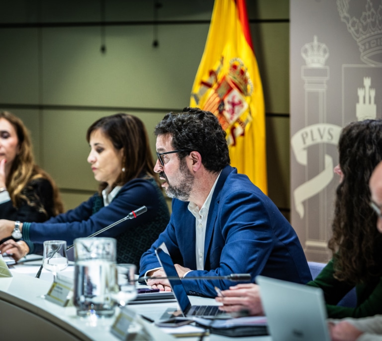 Trabajo pacta con los sindicatos y sin la patronal subir el salario mínimo 50 euros al mes