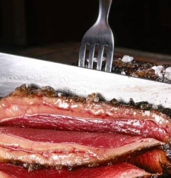¿Qué es el líquido rojo que le sale a la carne al [...]