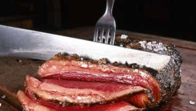 ¿Qué es el líquido rojo que le sale a la carne al cocinarla? La mayoría lo confunde con sangre