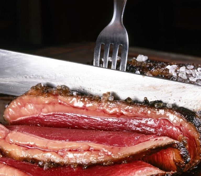 ¿Qué es el líquido rojo que le sale a la carne al cocinarla? La mayoría lo confunde con sangre