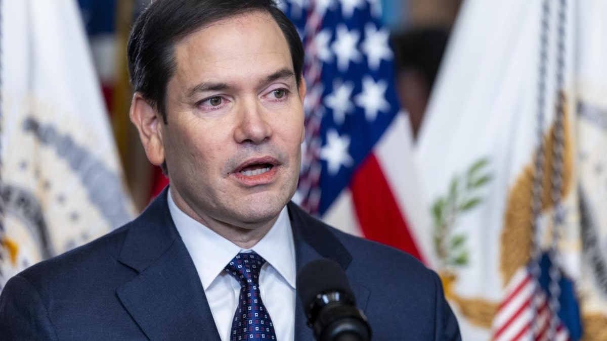 El secretario de Estado de Estados Unidos, Marco Rubio, hace declaraciones después de jurar el cargo.