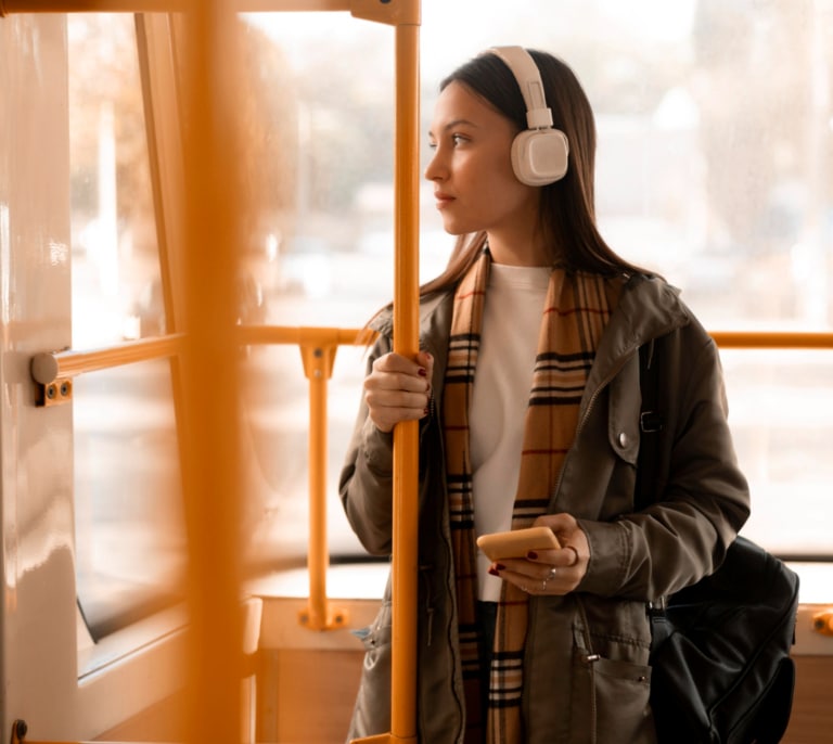 El uso de auriculares puede provocar una pérdida de audición permanente