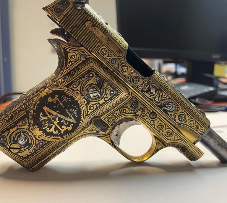 Así es la pistola damasquinada de Niceto Alcalá Zamora recuperada en Francia
