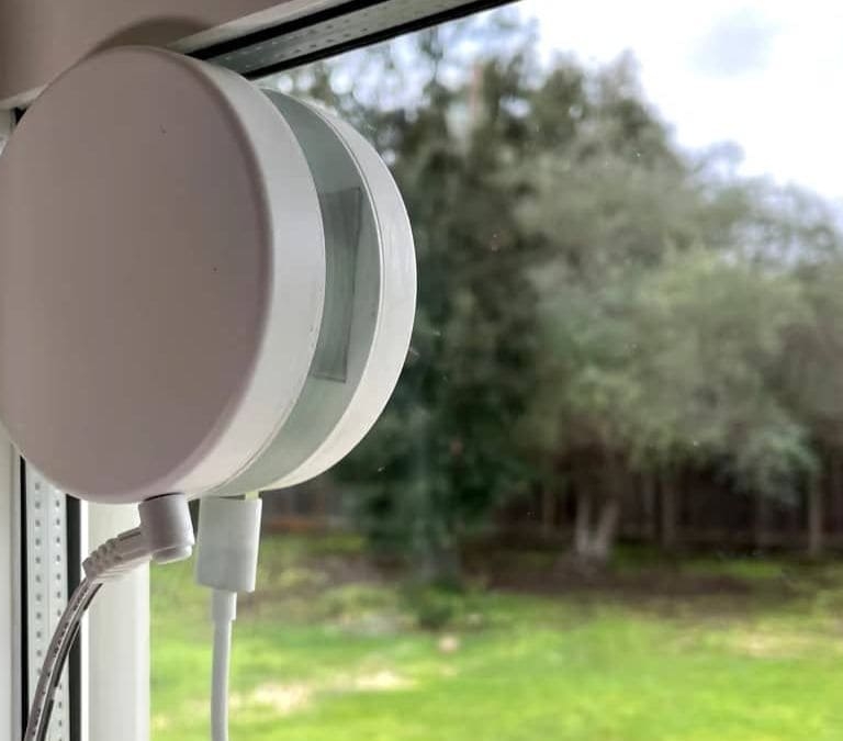 Adiós a los enchufes externos: el nuevo invento para atravesar la electricidad por las ventanas