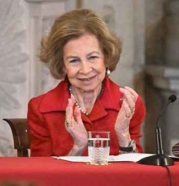 La Reina Sofía, indiferente a la presencia de Don Juan Carlos en [...]