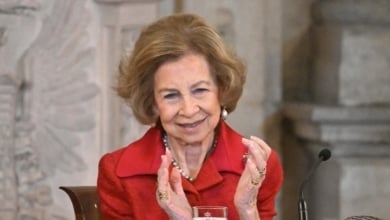 La Reina Sofía, indiferente a la presencia de Don Juan Carlos en España, protagoniza una aplaudida aparición