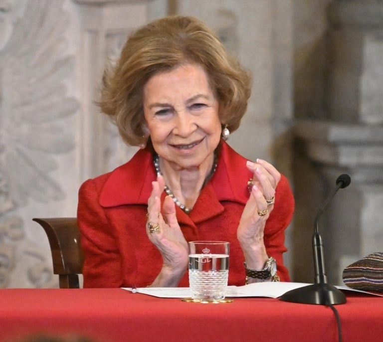 La Reina Sofía, indiferente a la presencia de Don Juan Carlos en España, protagoniza una aplaudida aparición