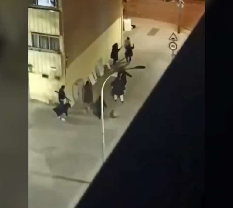 Una bala perdida hiere a una vecina durante un tiroteo entre clanes rivales en el barrio de La Mina de Barcelona