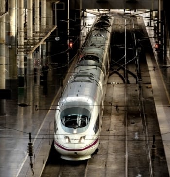 Una caída informática de Adif paraliza la alta velocidad mientras Puente presume [...]