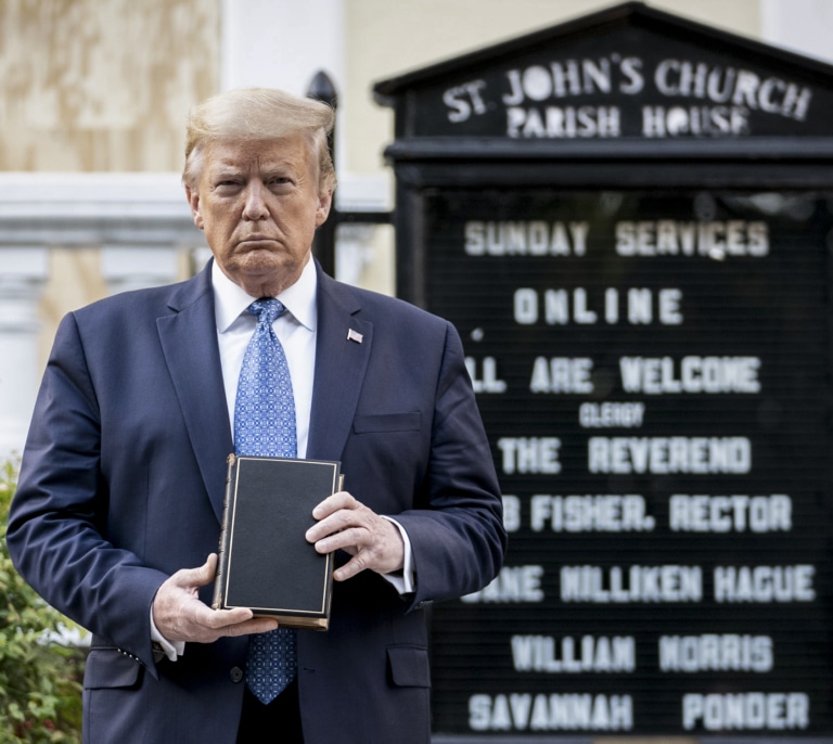 Por qué Donald Trump ha jurado su cargo con dos Biblias