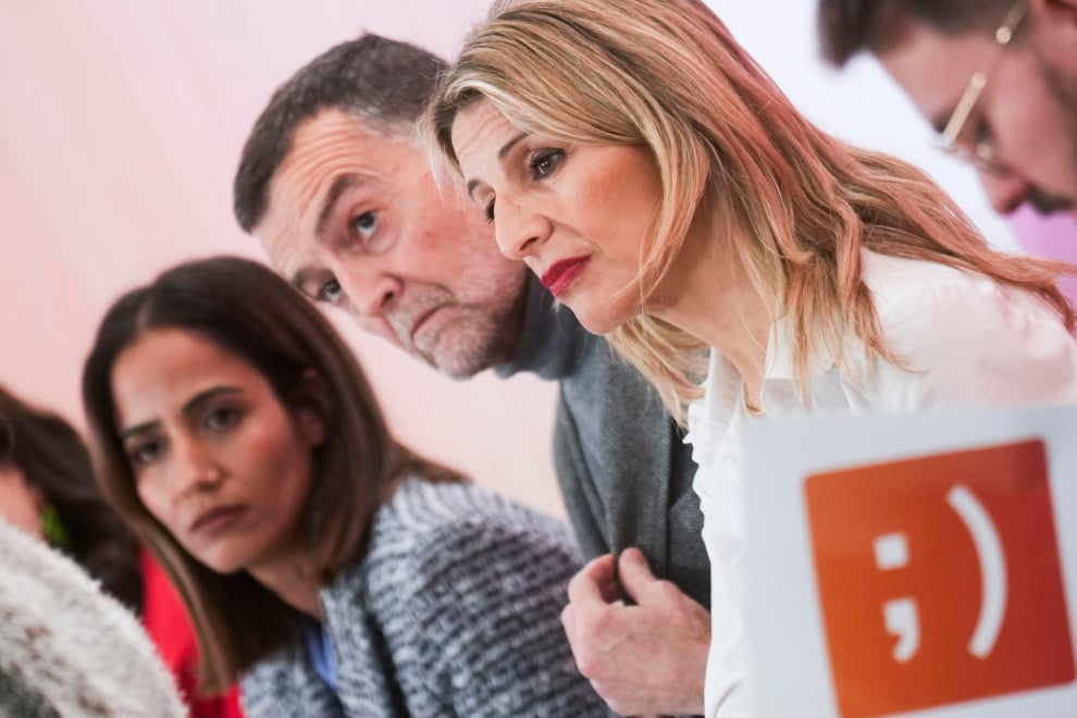 Yolanda Díaz, en el cónclave de partidos que integra Sumar, junto a Antonio Maíllo, de IU, y Tesh Sidi, de Más Madrid, este viernes en la madrileña Fundación Ortega-Marañón