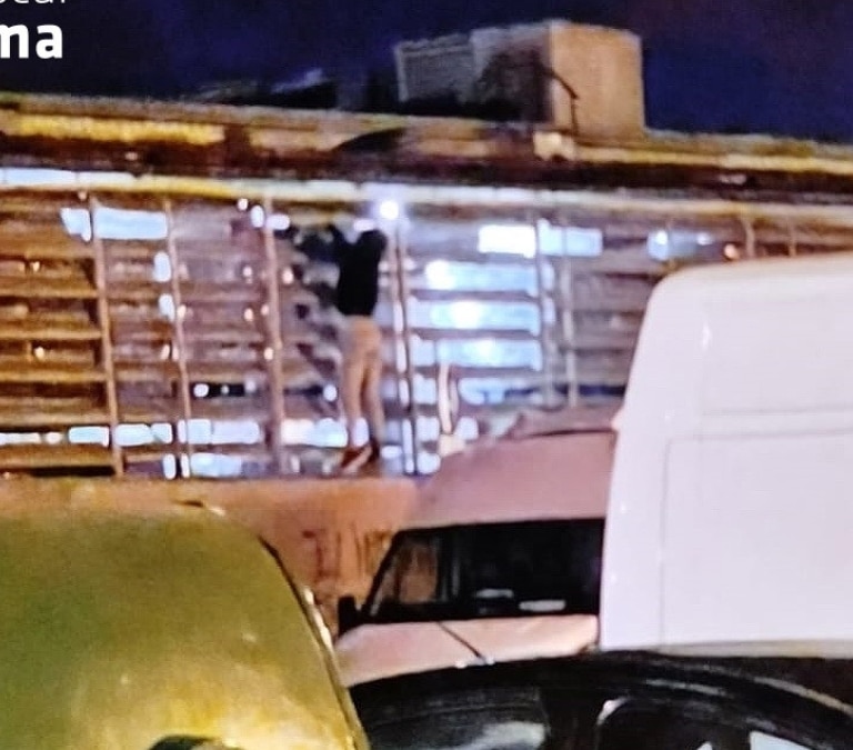 Joven detenido por escalar muro de centro comercial para robar