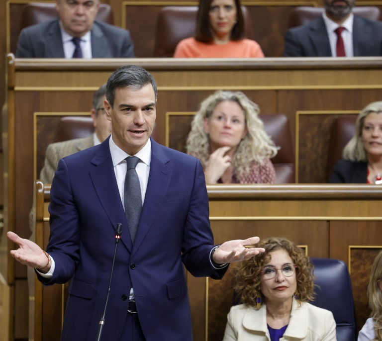 Sánchez evita de nuevo aludir a la tributación del SMI y define a Feijóo como un "colosal engaño"