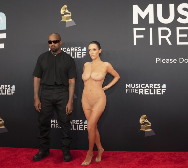 Polémica en los Grammy 2025: Bianca Censori posa 'desnuda' en la alfombra roja junto a Kanye West