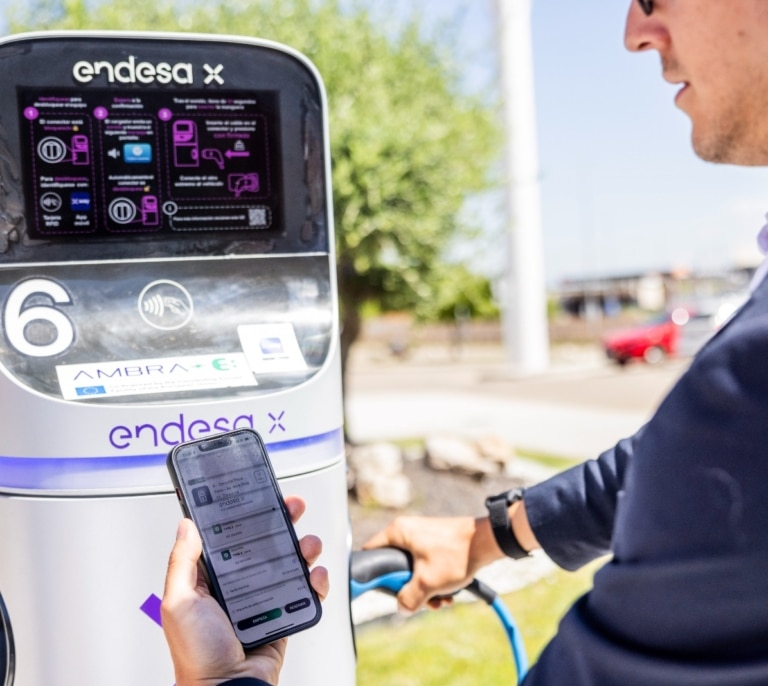 Uber y Endesa se alían para potenciar la movilidad eléctrica de la plataforma