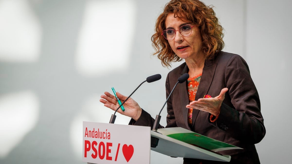 GRAFAND6435. SEVILLA, 14/02/2025.- La vicepresidenta primera del Gobierno, ministra de Hacienda y líder del PSOE-A, María Jesús Montero, aseguró que la tributación en el IRPF de los perceptores del Salario Mínimo Interprofesional afectará solo al 20 por ciento de los mismos y añadió que, a su juicio, se debe "acompasar la fiscalidad" a la subida del SMI, en rueda de prensa tras reunirse con la secretaria general de CCOO de Andalucía, Nuria López, este viernes en Sevilla. EFE/ Julio Muñoz
