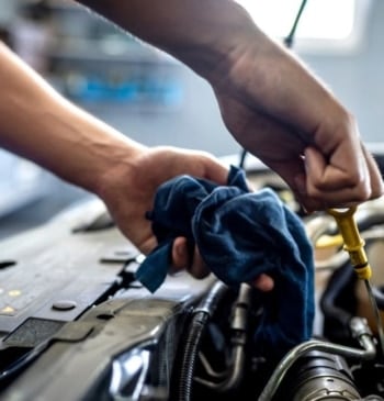 ¿Cada cuánto tiempo debes cambiar el aceite del coche?