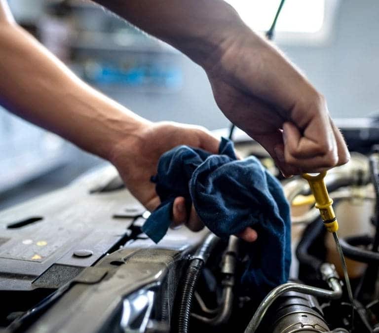 ¿Cada cuánto tiempo debes cambiar el aceite del coche?