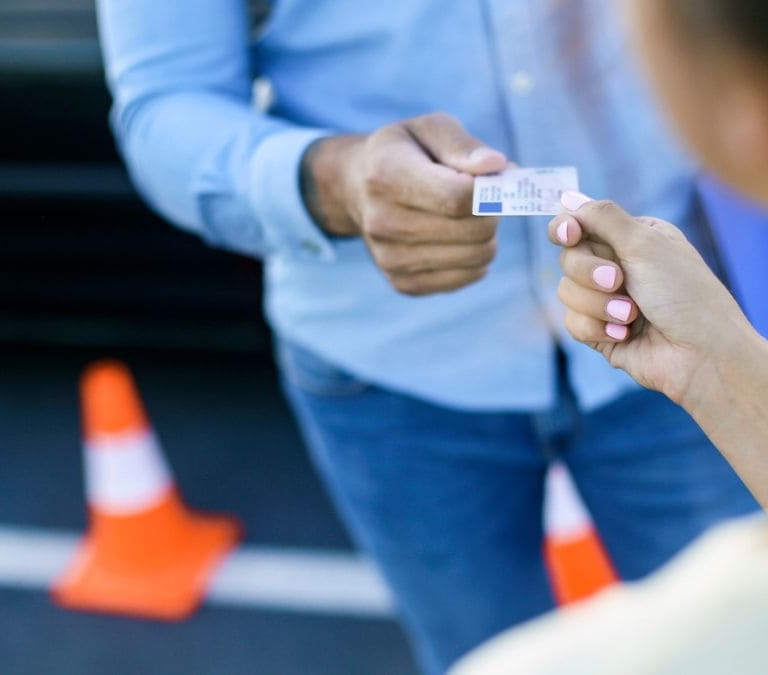 Las comunidades que ofrecen ayudas para sacarse el carnet de conducir
