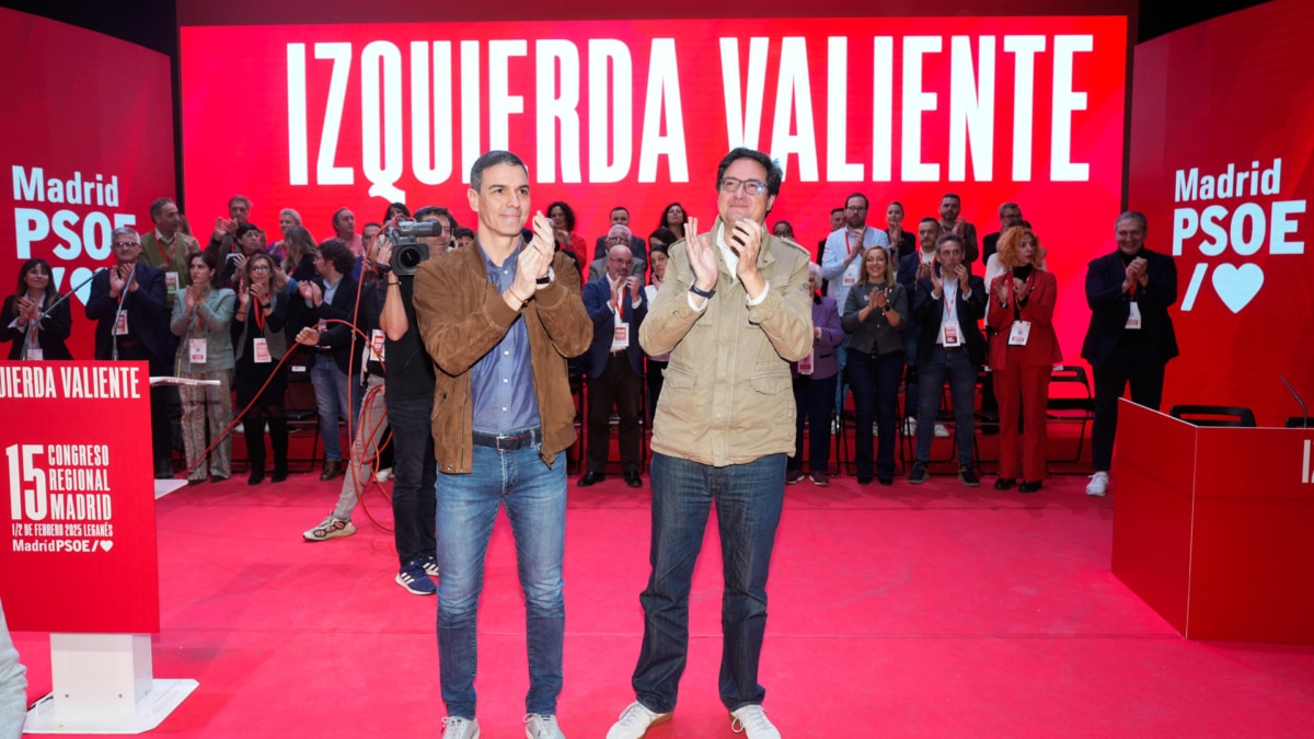 El secretario general del PSOE y presidente del Gobierno, Pedro Sánchez y el secretario general del PSOE de Madrid y ministro de Transformación Digital y de la Función Pública, Oscar López