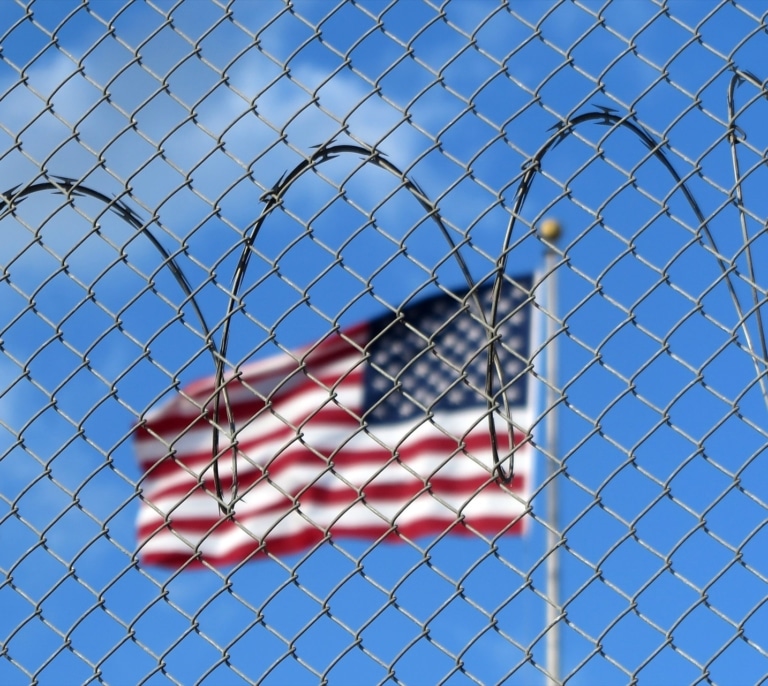 Trump deporta a 400 migrantes a terceros países y los deja en el limbo legal