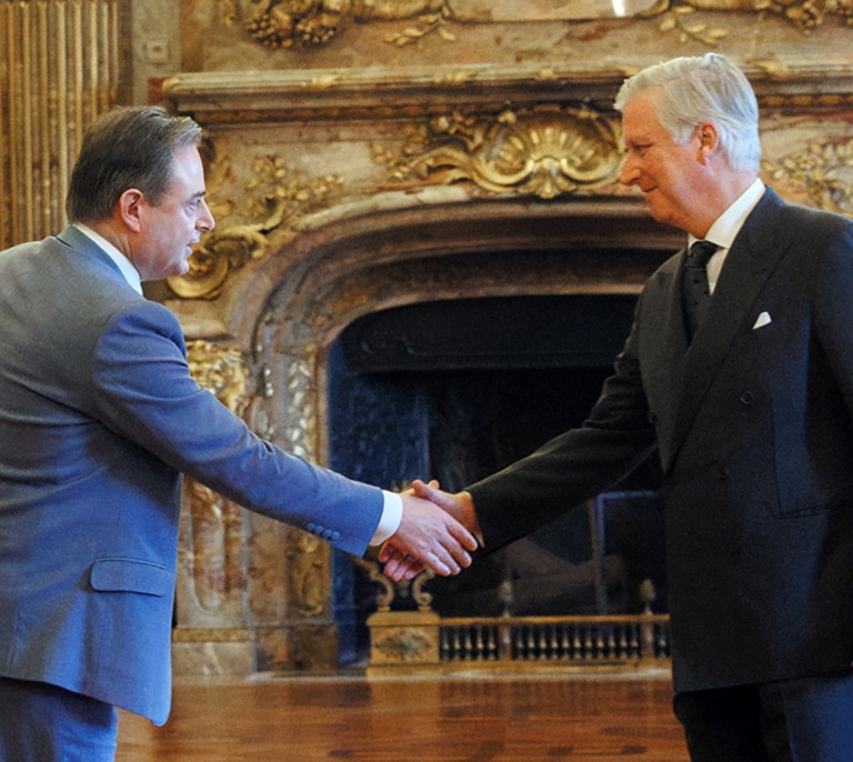 El independentista flamenco Bart de Weber, amigo de Puigdemont, jura como primer ministro belga