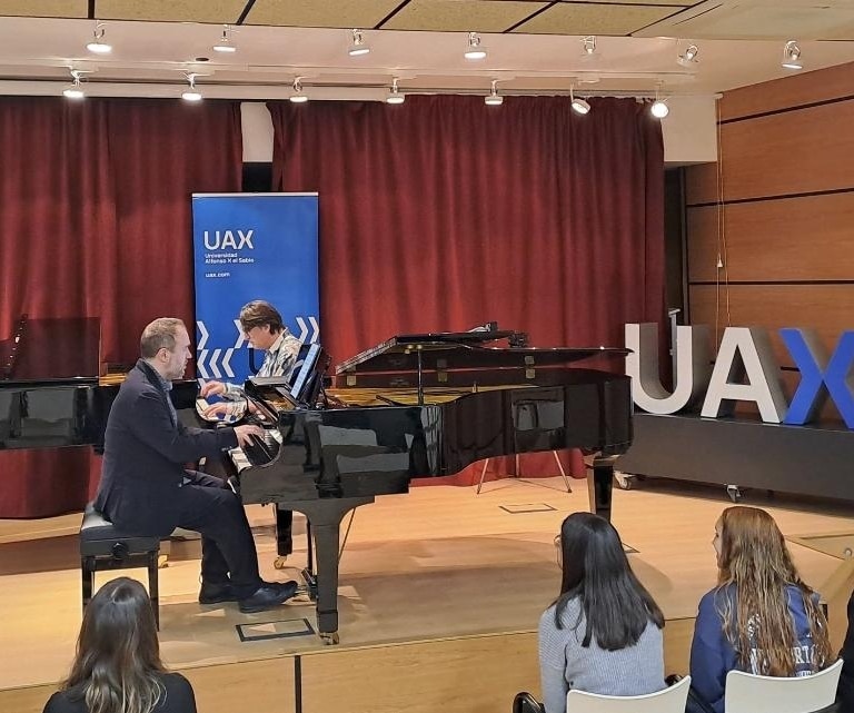 Los pianistas Dorantes y Moisés P. Sánchez ensayan la obra que estrenarán en el Festival Piano Day en la Facultad de la Música