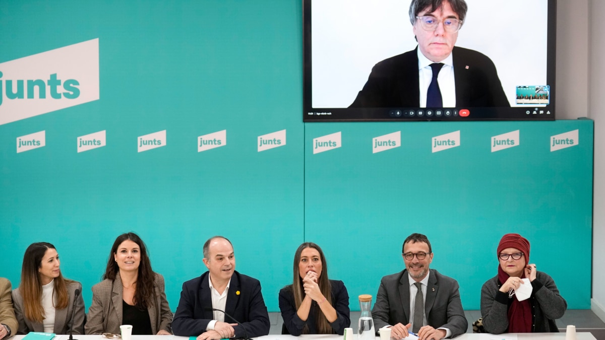 GRAFCAT4288. BARCELONA, 24/02/2025.- El secretario general de Junts, Jordi Turull (3i), junto a la vicepresidenta, Miriam Nogueras (3d), y el portavoz Josep Rius (2d), entre otros, durante la reunión de la ejecutiva nacional del partido que preside Carles Puigdemont (en la pantalla), que se celebra para valorar la petición del verificador internacional para que sea retirada la proposición no de ley de Junts que insta al presidente del Gobierno, Pedro Sánchez, a someterse a una cuestión de confianza, que mañana se debería debatir en el Congreso. EFE/Enric Fontcuberta