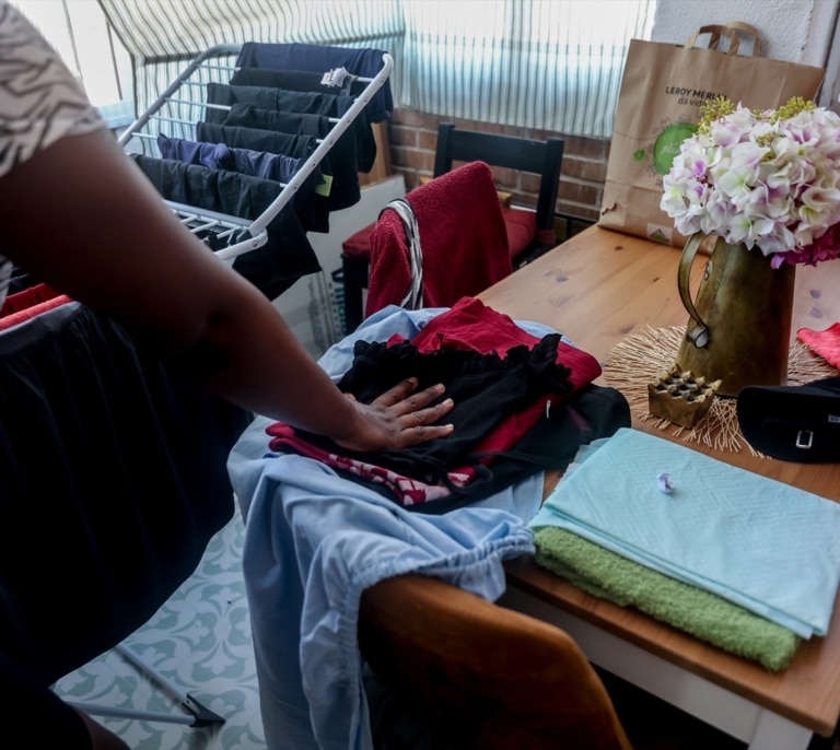 Trabajo pincha con las empleadas del hogar: las cotizantes caen a mínimos de 2012 en plena subida del SMI